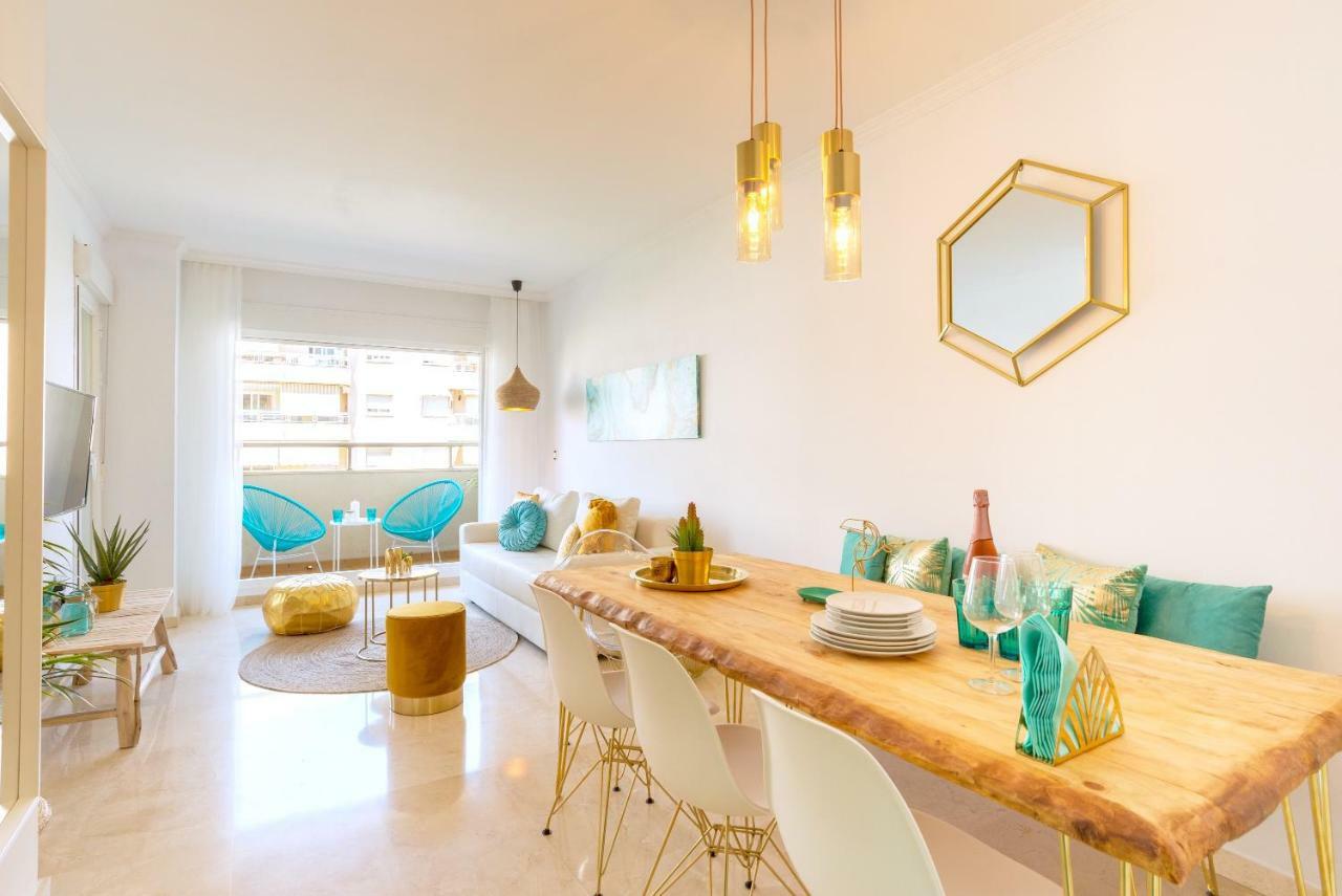 Charming Apartment On The Beach - Pool And Parking Малага Экстерьер фото