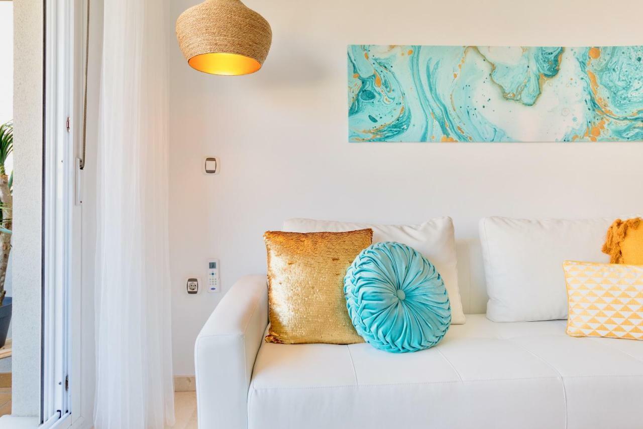 Charming Apartment On The Beach - Pool And Parking Малага Экстерьер фото