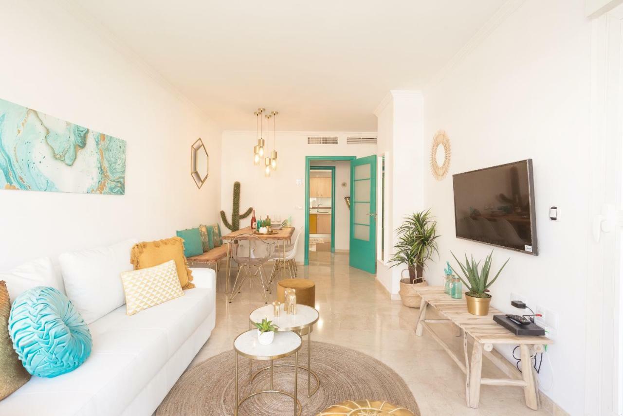 Charming Apartment On The Beach - Pool And Parking Малага Экстерьер фото